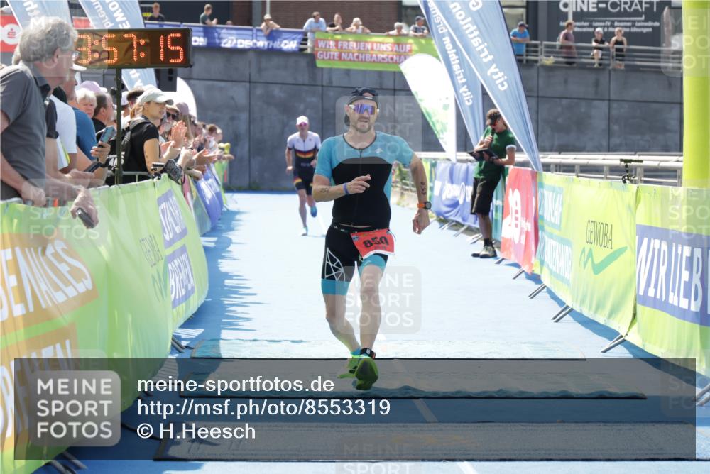 10.08.2025 - GEWOBA Citytriathlon Bremen H.Heesch http://msf.ph/oto/8553319 10.08.2025 13:57:18 Ziel 609, 850 meine-sportfotos.de