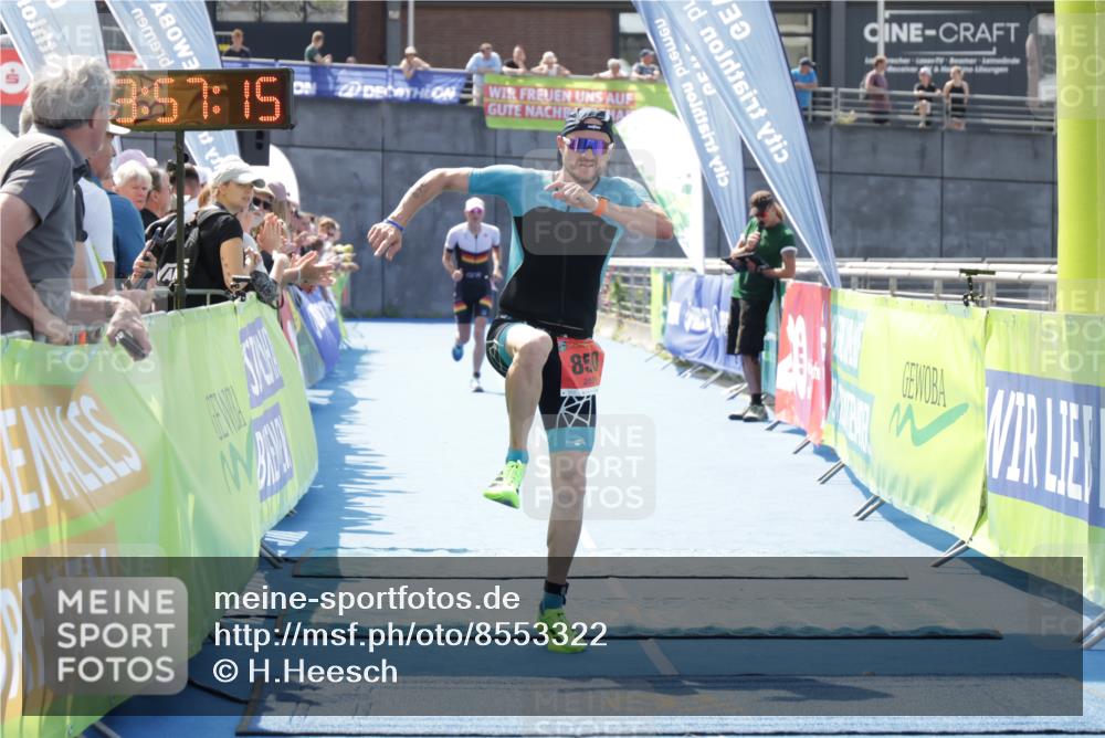 10.08.2025 - GEWOBA Citytriathlon Bremen H.Heesch http://msf.ph/oto/8553322 10.08.2025 13:57:19 Ziel 609, 850, 896 meine-sportfotos.de