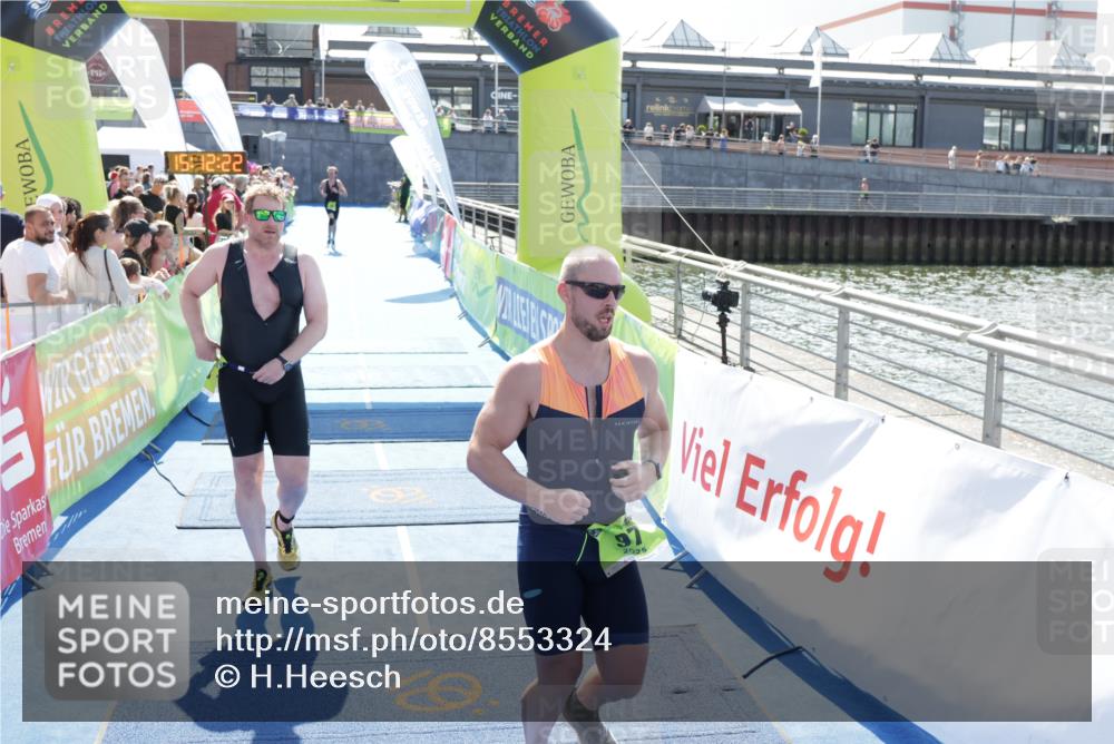 10.08.2025 - GEWOBA Citytriathlon Bremen H.Heesch http://msf.ph/oto/8553324 10.08.2025 15:12:26 Ziel 97, 122, 243 meine-sportfotos.de