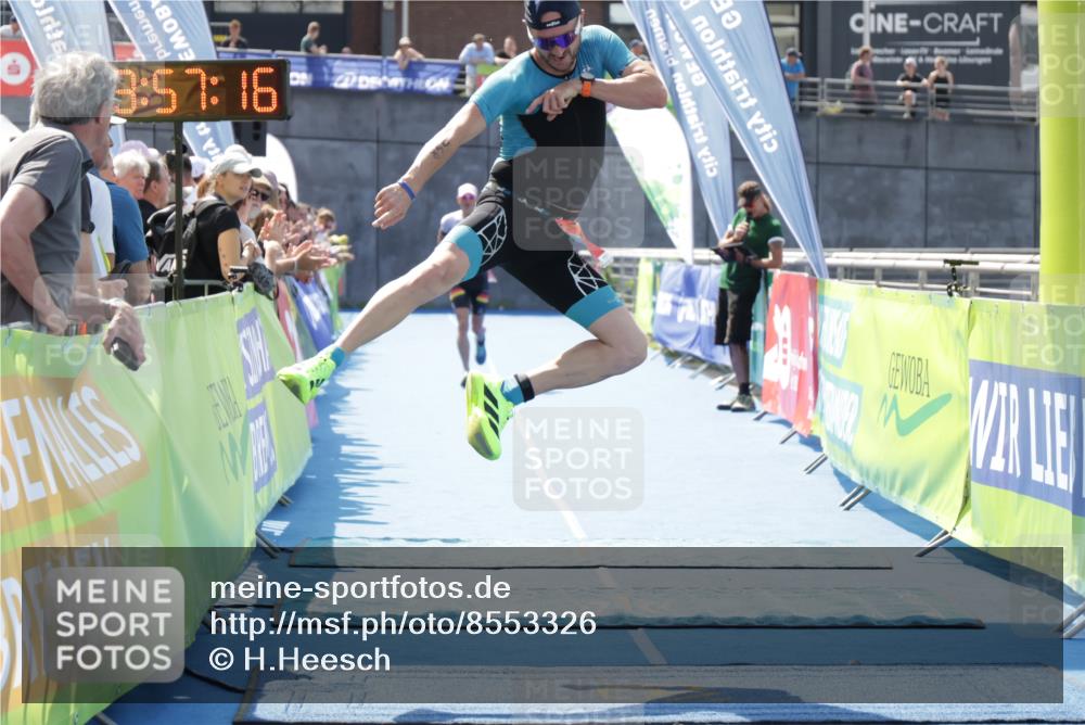 10.08.2025 - GEWOBA Citytriathlon Bremen H.Heesch http://msf.ph/oto/8553326 10.08.2025 13:57:19 Ziel 609, 850, 896 meine-sportfotos.de