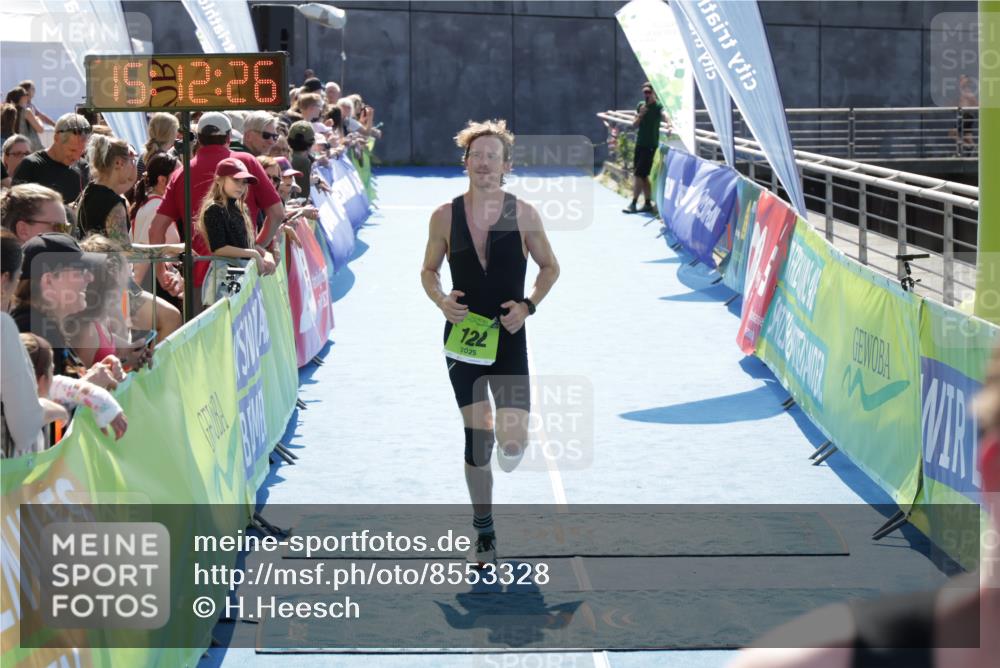 10.08.2025 - GEWOBA Citytriathlon Bremen H.Heesch http://msf.ph/oto/8553328 10.08.2025 15:12:29 Ziel 97, 122, 243 meine-sportfotos.de