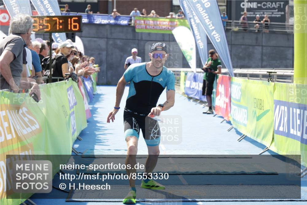 10.08.2025 - GEWOBA Citytriathlon Bremen H.Heesch http://msf.ph/oto/8553330 10.08.2025 13:57:19 Ziel 609, 850, 896 meine-sportfotos.de