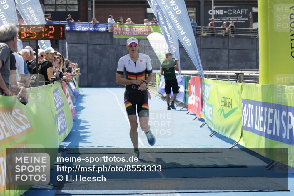 10.08.2025 - GEWOBA Citytriathlon Bremen H.Heesch http://msf.ph/oto/8553333 10.08.2025 13:57:24 Ziel 850, 896 meine-sportfotos.de