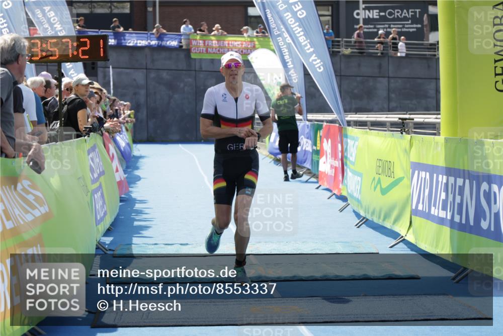 10.08.2025 - GEWOBA Citytriathlon Bremen H.Heesch http://msf.ph/oto/8553337 10.08.2025 13:57:25 Ziel 850, 896 meine-sportfotos.de