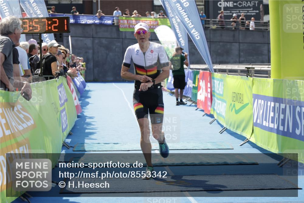 10.08.2025 - GEWOBA Citytriathlon Bremen H.Heesch http://msf.ph/oto/8553342 10.08.2025 13:57:25 Ziel 850, 896 meine-sportfotos.de