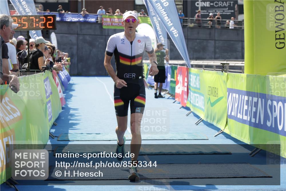 10.08.2025 - GEWOBA Citytriathlon Bremen H.Heesch http://msf.ph/oto/8553344 10.08.2025 13:57:25 Ziel 850, 896 meine-sportfotos.de