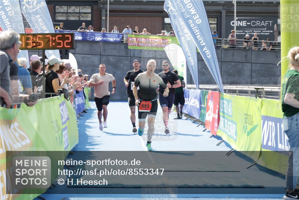 10.08.2025 - GEWOBA Citytriathlon Bremen H.Heesch http://msf.ph/oto/8553347 10.08.2025 13:57:56 Ziel 883, 1007 meine-sportfotos.de
