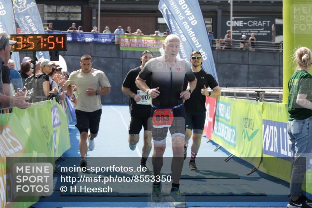 10.08.2025 - GEWOBA Citytriathlon Bremen H.Heesch http://msf.ph/oto/8553350 10.08.2025 13:57:58 Ziel 883, 1007 meine-sportfotos.de