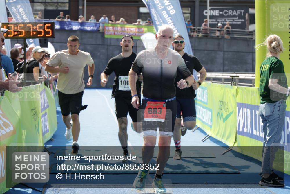 10.08.2025 - GEWOBA Citytriathlon Bremen H.Heesch http://msf.ph/oto/8553352 10.08.2025 13:57:58 Ziel 883, 1007 meine-sportfotos.de