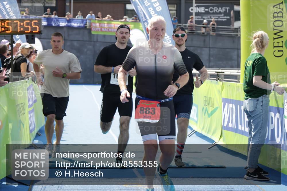10.08.2025 - GEWOBA Citytriathlon Bremen H.Heesch http://msf.ph/oto/8553355 10.08.2025 13:57:58 Ziel 883, 1007 meine-sportfotos.de