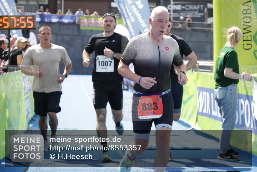 10.08.2025 - GEWOBA Citytriathlon Bremen H.Heesch http://msf.ph/oto/8553357 10.08.2025 13:57:59 Ziel 883, 1007 meine-sportfotos.de