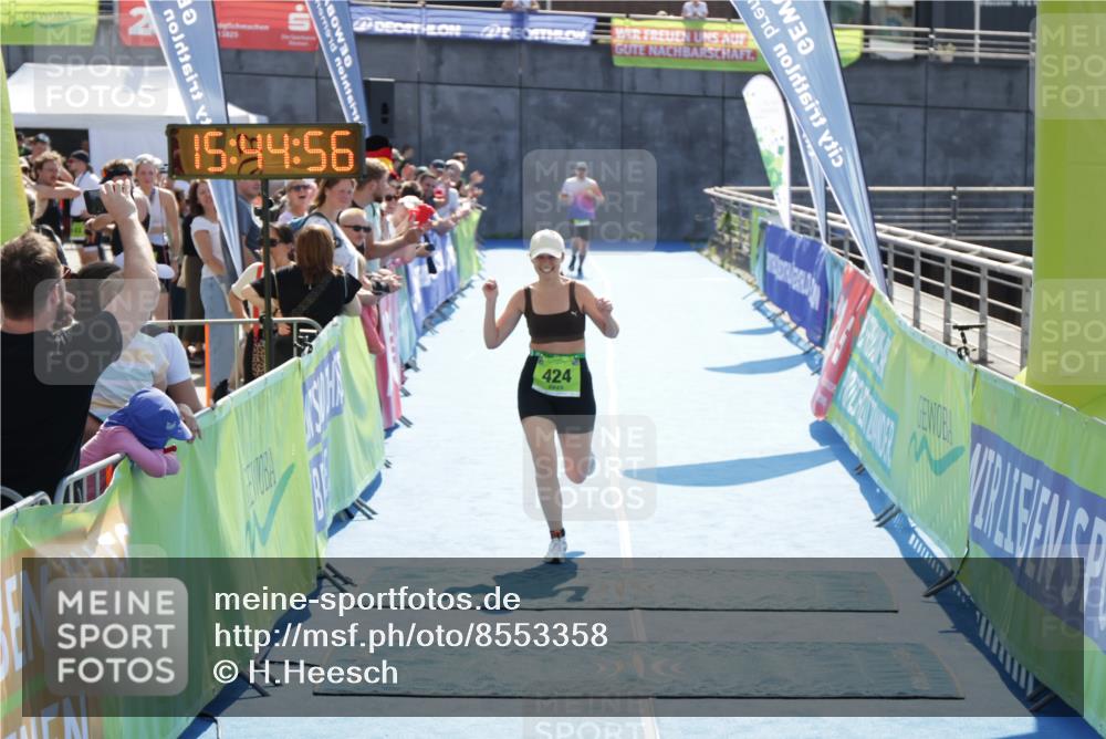 10.08.2025 - GEWOBA Citytriathlon Bremen H.Heesch http://msf.ph/oto/8553358 10.08.2025 15:45:00 Ziel 424 meine-sportfotos.de
