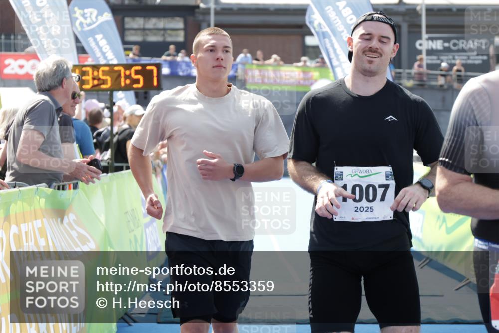 10.08.2025 - GEWOBA Citytriathlon Bremen H.Heesch http://msf.ph/oto/8553359 10.08.2025 13:58:00 Ziel 883, 1007 meine-sportfotos.de