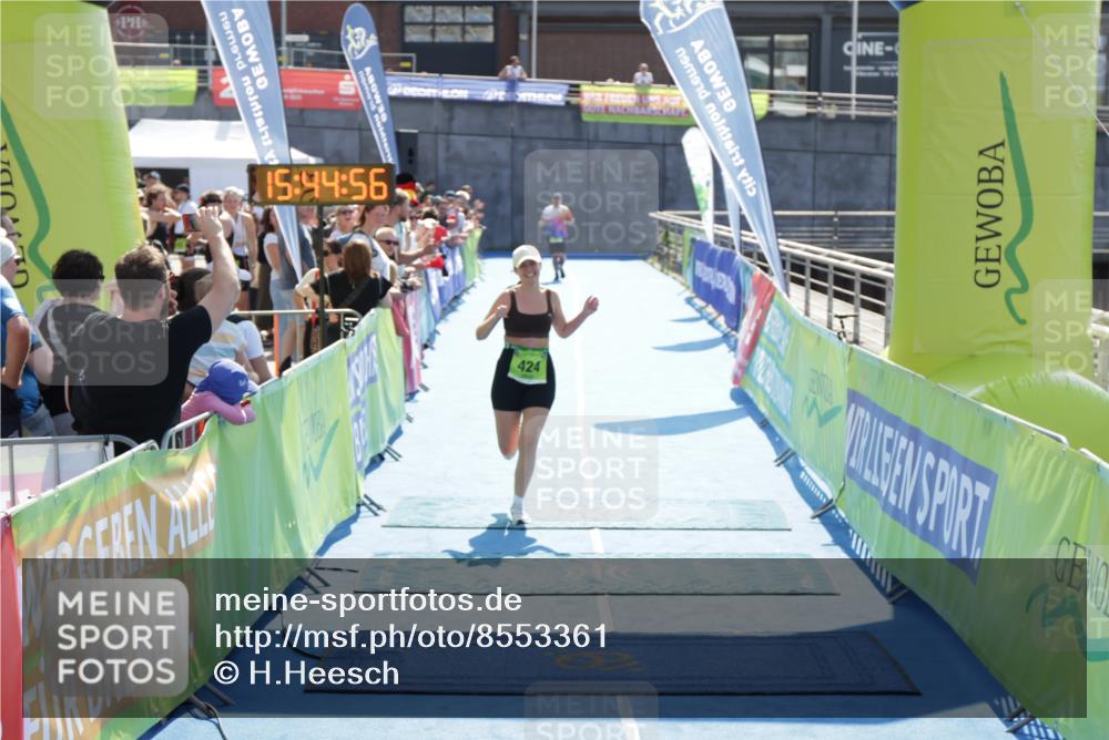 10.08.2025 - GEWOBA Citytriathlon Bremen H.Heesch http://msf.ph/oto/8553361 10.08.2025 15:45:00 Ziel 424 meine-sportfotos.de