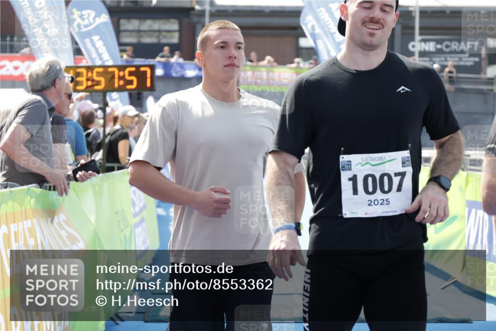 10.08.2025 - GEWOBA Citytriathlon Bremen H.Heesch http://msf.ph/oto/8553362 10.08.2025 13:58:00 Ziel 883, 1007 meine-sportfotos.de