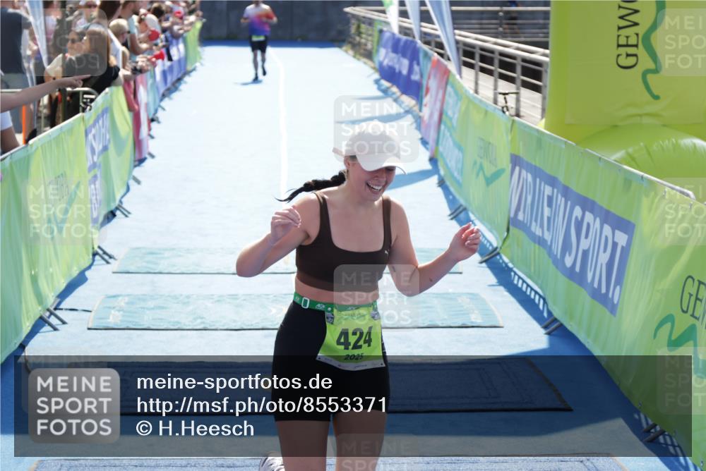10.08.2025 - GEWOBA Citytriathlon Bremen H.Heesch http://msf.ph/oto/8553371 10.08.2025 15:45:02 Ziel 424 meine-sportfotos.de
