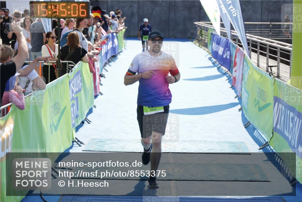 10.08.2025 - GEWOBA Citytriathlon Bremen H.Heesch http://msf.ph/oto/8553375 10.08.2025 15:45:10 Ziel 188 meine-sportfotos.de