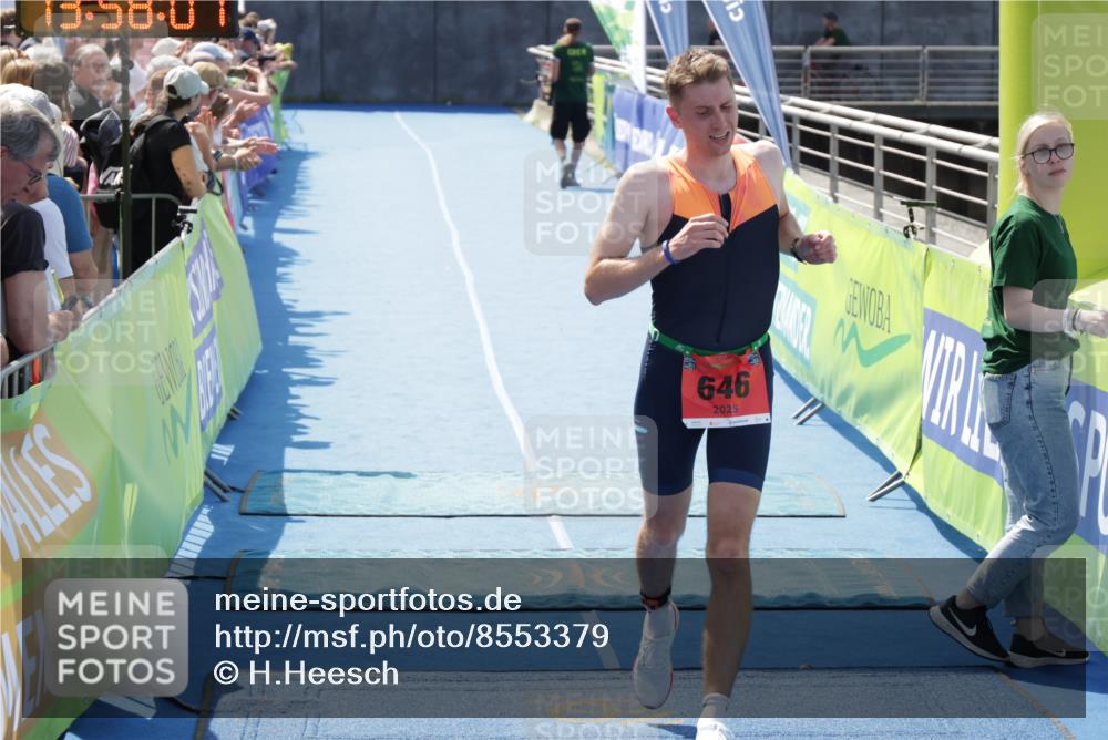 10.08.2025 - GEWOBA Citytriathlon Bremen H.Heesch http://msf.ph/oto/8553379 10.08.2025 13:58:10 Ziel 646 meine-sportfotos.de