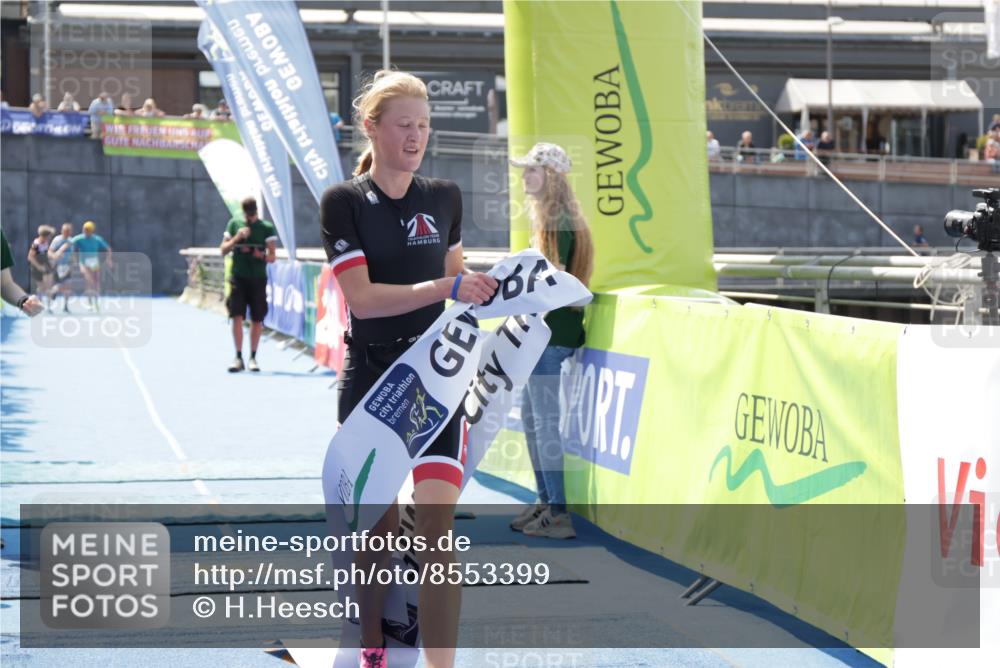 10.08.2025 - GEWOBA Citytriathlon Bremen H.Heesch http://msf.ph/oto/8553399 10.08.2025 13:58:24 Ziel 916 meine-sportfotos.de