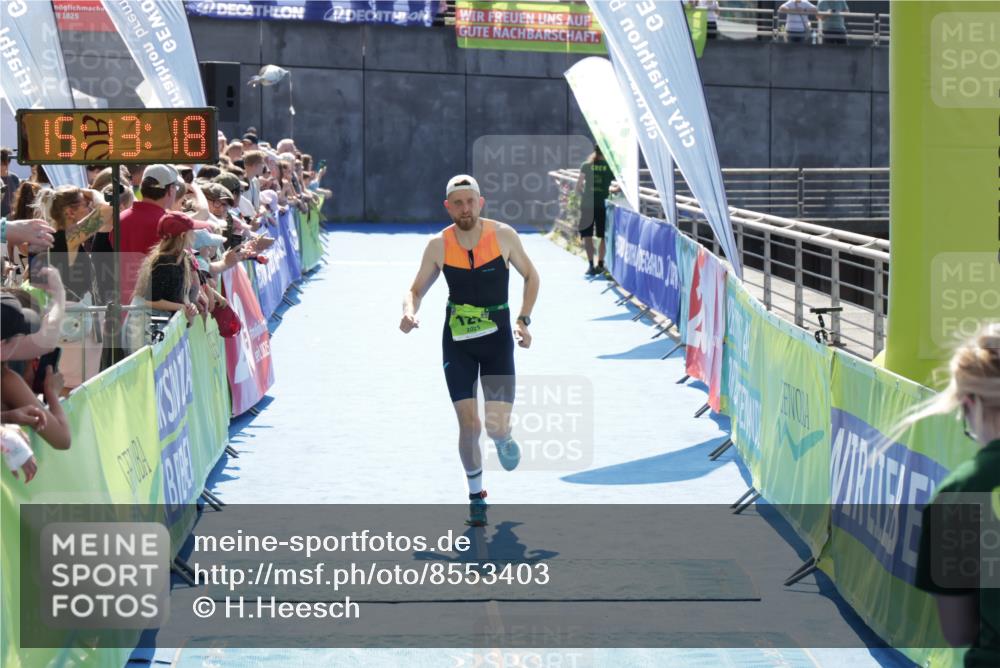 10.08.2025 - GEWOBA Citytriathlon Bremen H.Heesch http://msf.ph/oto/8553403 10.08.2025 15:13:22 Ziel 127 meine-sportfotos.de