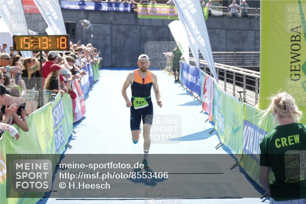 10.08.2025 - GEWOBA Citytriathlon Bremen H.Heesch http://msf.ph/oto/8553406 10.08.2025 15:13:22 Ziel 127 meine-sportfotos.de