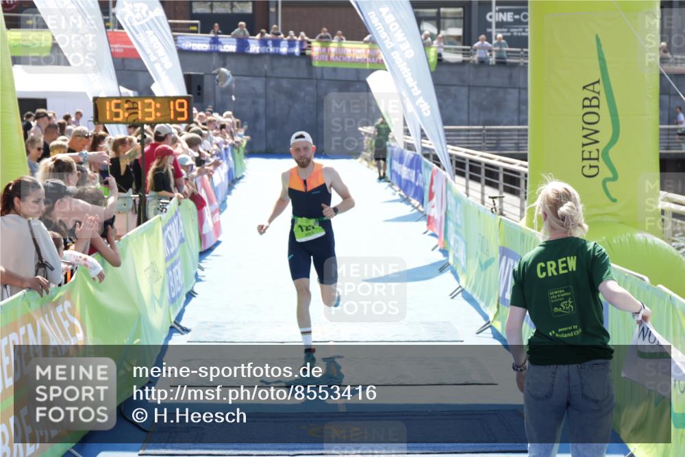 10.08.2025 - GEWOBA Citytriathlon Bremen H.Heesch http://msf.ph/oto/8553416 10.08.2025 15:13:23 Ziel 127 meine-sportfotos.de