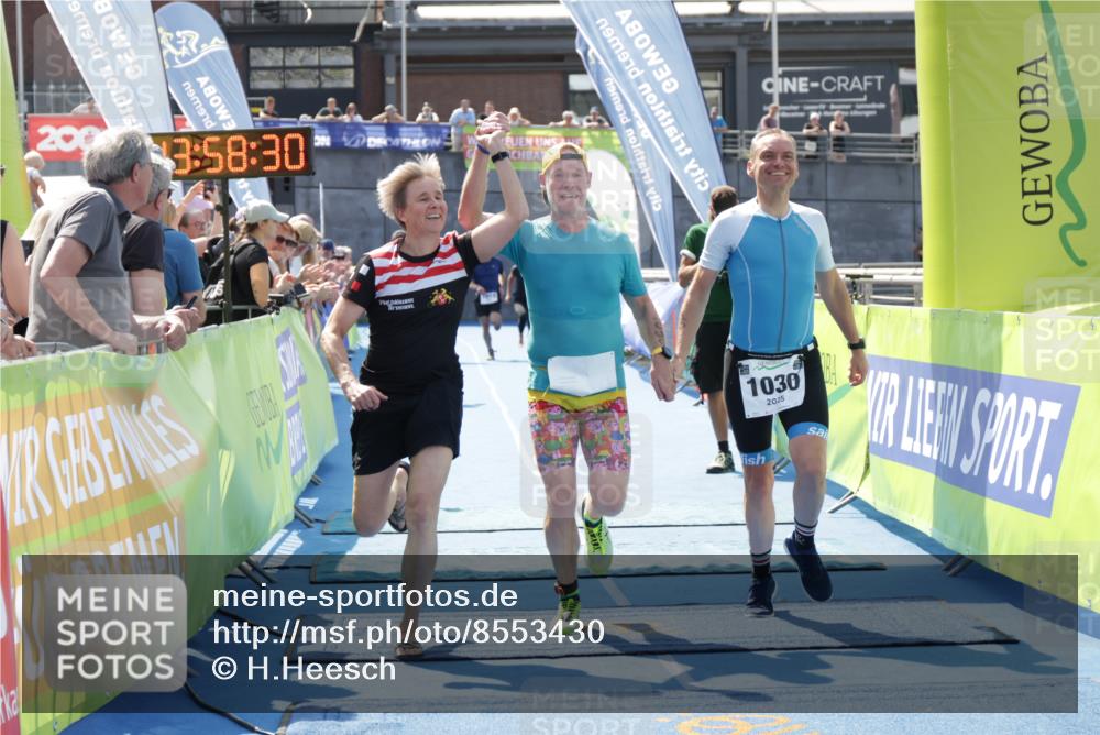 10.08.2025 - GEWOBA Citytriathlon Bremen H.Heesch http://msf.ph/oto/8553430 10.08.2025 13:58:33 Ziel 665, 1013, 1030 meine-sportfotos.de