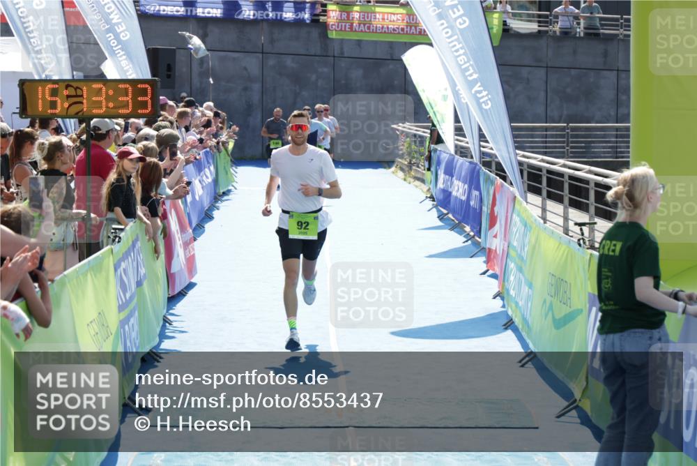 10.08.2025 - GEWOBA Citytriathlon Bremen H.Heesch http://msf.ph/oto/8553437 10.08.2025 15:13:36 Ziel 92 meine-sportfotos.de