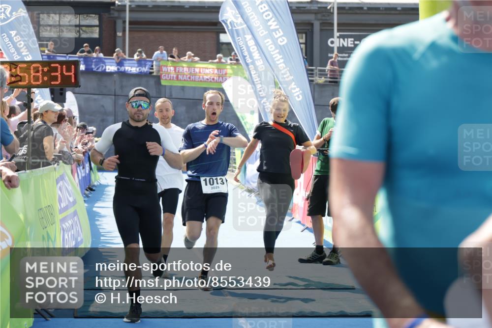 10.08.2025 - GEWOBA Citytriathlon Bremen H.Heesch http://msf.ph/oto/8553439 10.08.2025 13:58:37 Ziel 665, 1013, 1030 meine-sportfotos.de