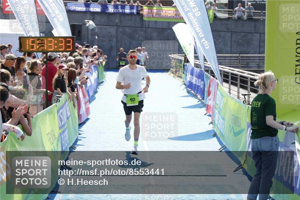 10.08.2025 - GEWOBA Citytriathlon Bremen H.Heesch http://msf.ph/oto/8553441 10.08.2025 15:13:37 Ziel 92, 116 meine-sportfotos.de