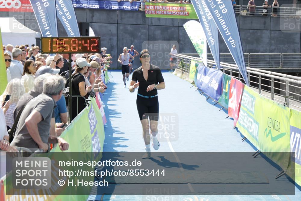 10.08.2025 - GEWOBA Citytriathlon Bremen H.Heesch http://msf.ph/oto/8553444 10.08.2025 13:58:46 Ziel 703, 1013 meine-sportfotos.de