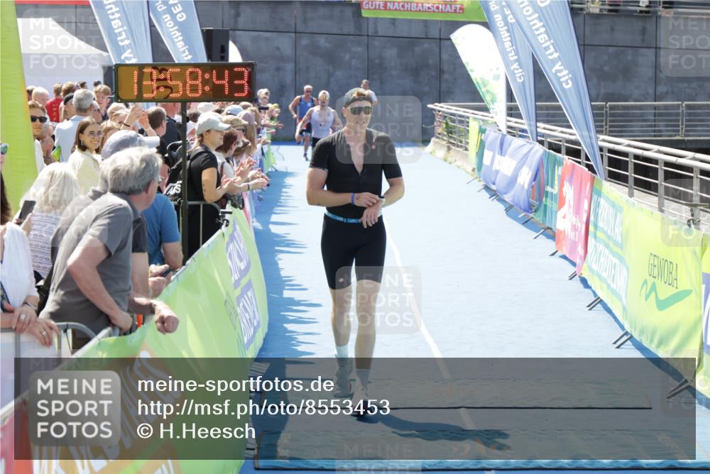 10.08.2025 - GEWOBA Citytriathlon Bremen H.Heesch http://msf.ph/oto/8553453 10.08.2025 13:58:47 Ziel 703, 713 meine-sportfotos.de