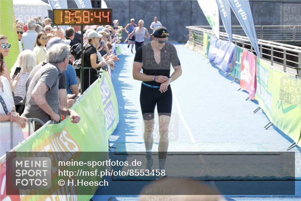 10.08.2025 - GEWOBA Citytriathlon Bremen H.Heesch http://msf.ph/oto/8553458 10.08.2025 13:58:48 Ziel 703, 713 meine-sportfotos.de