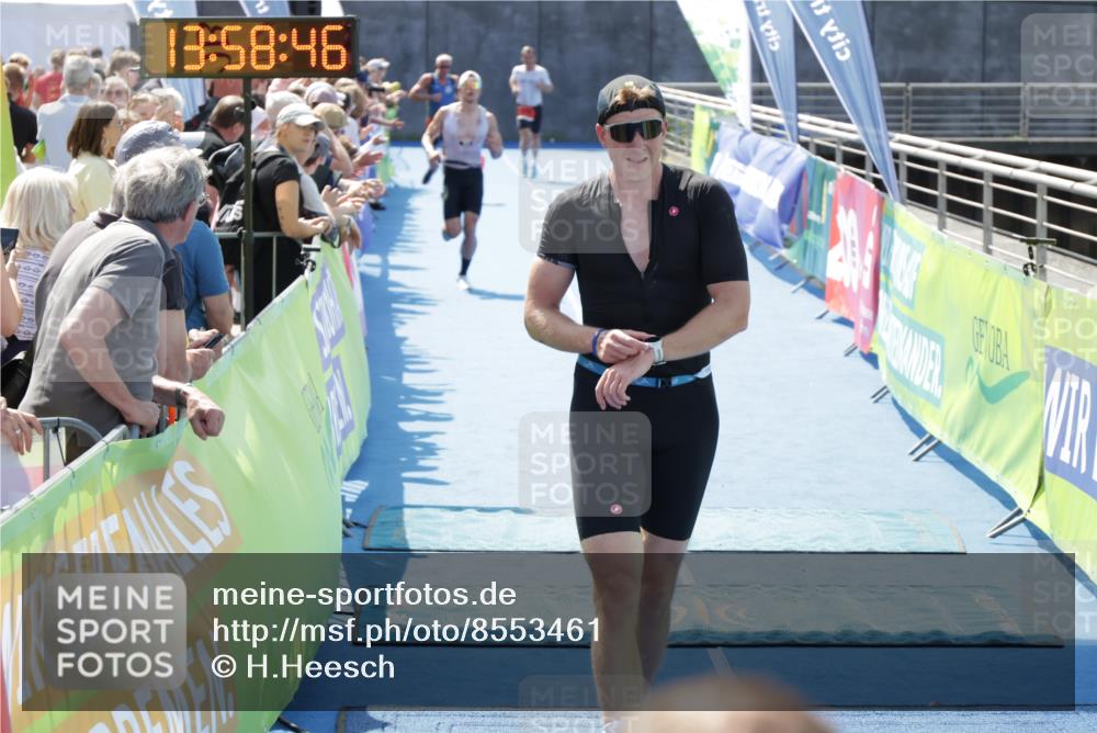 10.08.2025 - GEWOBA Citytriathlon Bremen H.Heesch http://msf.ph/oto/8553461 10.08.2025 13:58:49 Ziel 703, 713 meine-sportfotos.de
