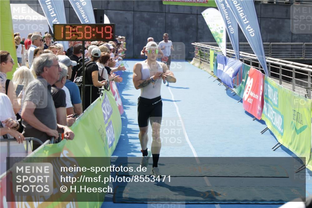 10.08.2025 - GEWOBA Citytriathlon Bremen H.Heesch http://msf.ph/oto/8553471 10.08.2025 13:58:52 Ziel 703, 713 meine-sportfotos.de