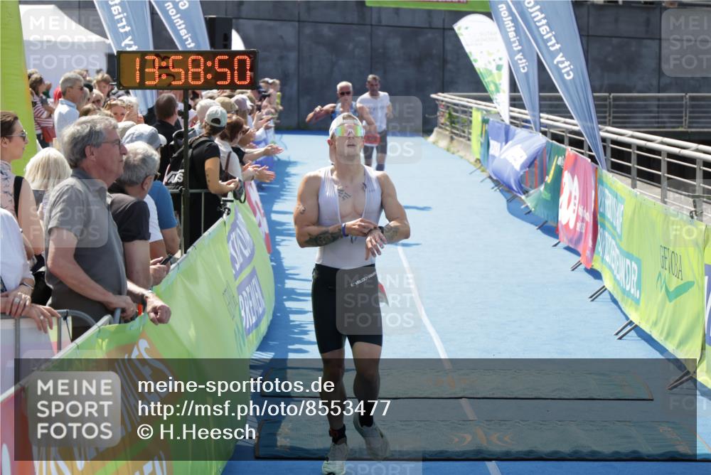 10.08.2025 - GEWOBA Citytriathlon Bremen H.Heesch http://msf.ph/oto/8553477 10.08.2025 13:58:53 Ziel 703, 713, 851 meine-sportfotos.de