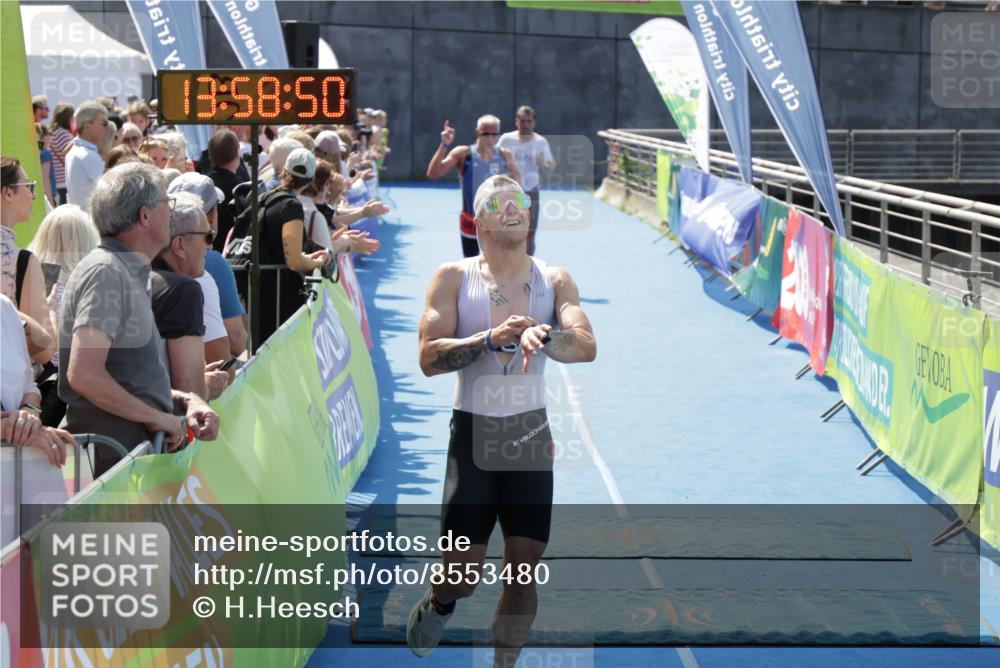 10.08.2025 - GEWOBA Citytriathlon Bremen H.Heesch http://msf.ph/oto/8553480 10.08.2025 13:58:53 Ziel 703, 713, 851 meine-sportfotos.de