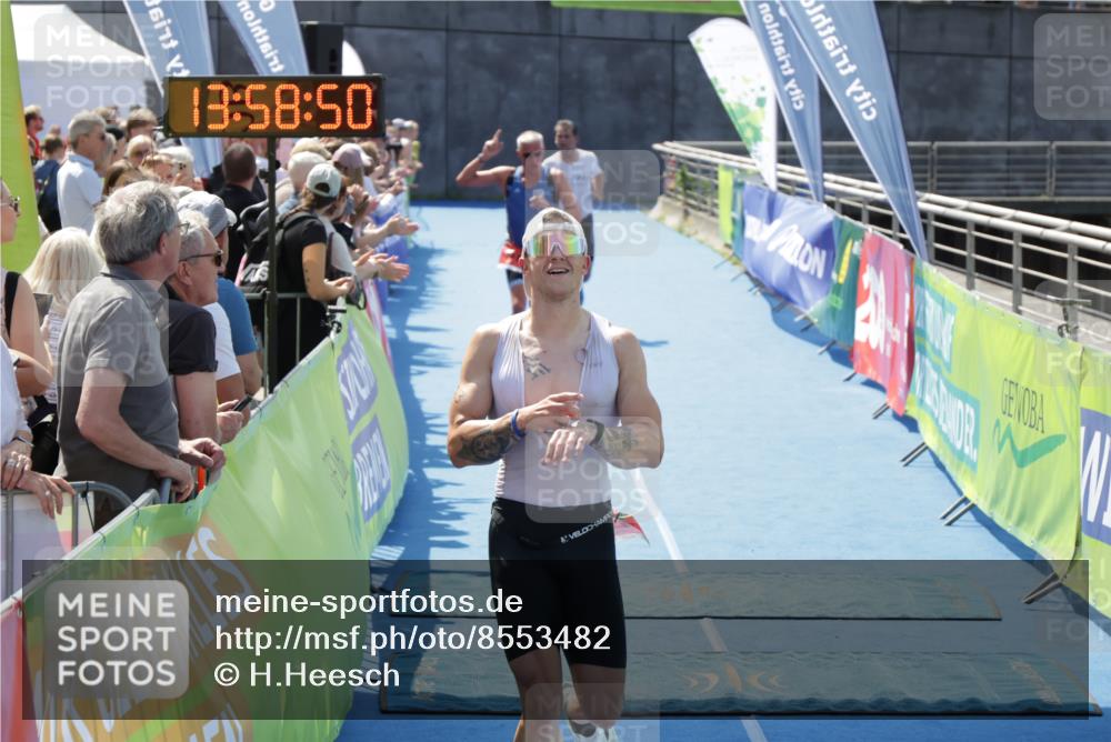 10.08.2025 - GEWOBA Citytriathlon Bremen H.Heesch http://msf.ph/oto/8553482 10.08.2025 13:58:54 Ziel 703, 713, 851 meine-sportfotos.de