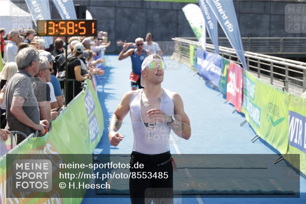 10.08.2025 - GEWOBA Citytriathlon Bremen H.Heesch http://msf.ph/oto/8553485 10.08.2025 13:58:54 Ziel 703, 713, 851 meine-sportfotos.de