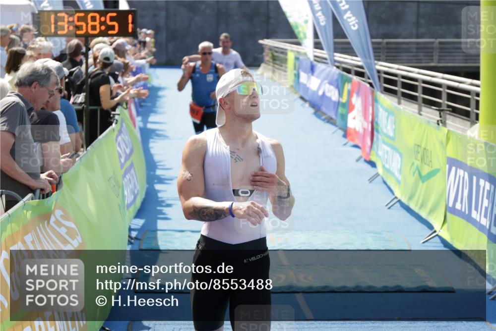 10.08.2025 - GEWOBA Citytriathlon Bremen H.Heesch http://msf.ph/oto/8553488 10.08.2025 13:58:55 Ziel 713, 851 meine-sportfotos.de