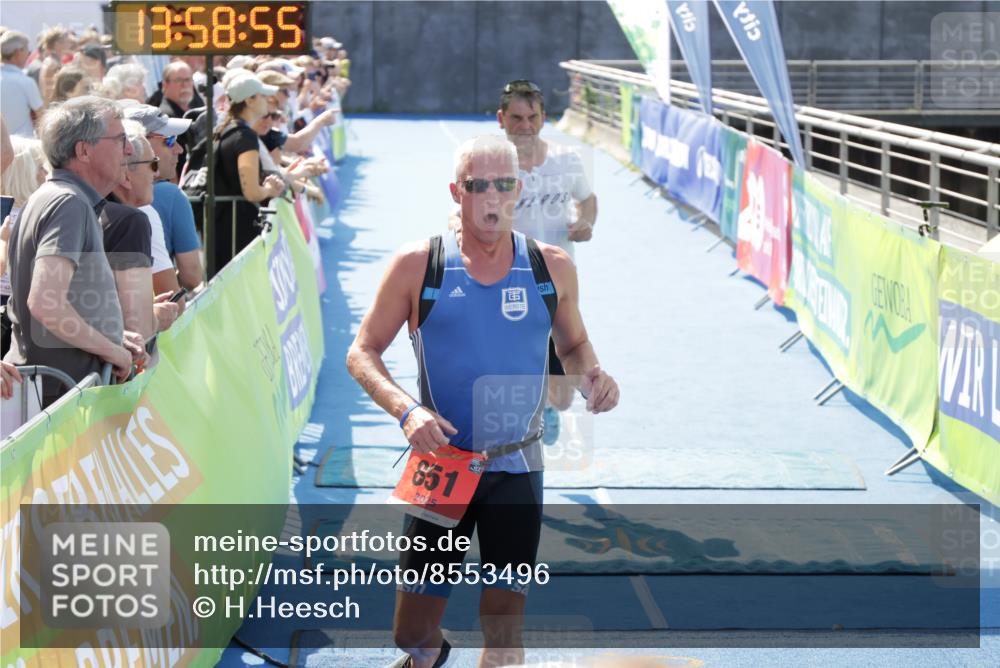 10.08.2025 - GEWOBA Citytriathlon Bremen H.Heesch http://msf.ph/oto/8553496 10.08.2025 13:58:58 Ziel 713, 851, 879 meine-sportfotos.de