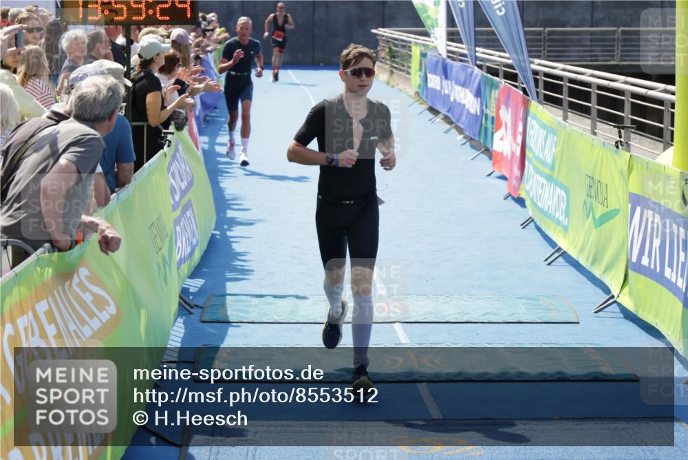 10.08.2025 - GEWOBA Citytriathlon Bremen H.Heesch http://msf.ph/oto/8553512 10.08.2025 13:59:28 Ziel 650, 855 meine-sportfotos.de