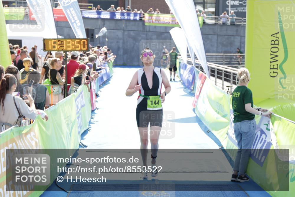 10.08.2025 - GEWOBA Citytriathlon Bremen H.Heesch http://msf.ph/oto/8553522 10.08.2025 15:13:54 Ziel 144, 227 meine-sportfotos.de