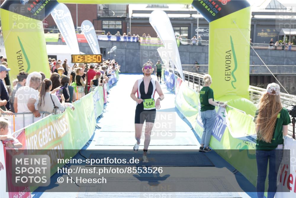 10.08.2025 - GEWOBA Citytriathlon Bremen H.Heesch http://msf.ph/oto/8553526 10.08.2025 15:13:54 Ziel 144, 227 meine-sportfotos.de