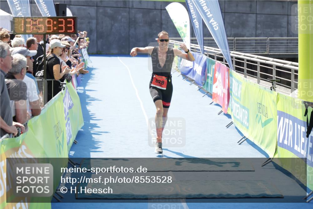 10.08.2025 - GEWOBA Citytriathlon Bremen H.Heesch http://msf.ph/oto/8553528 10.08.2025 13:59:37 Ziel 650, 828, 855 meine-sportfotos.de