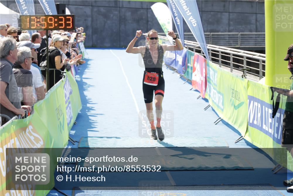 10.08.2025 - GEWOBA Citytriathlon Bremen H.Heesch http://msf.ph/oto/8553532 10.08.2025 13:59:37 Ziel 650, 828, 855 meine-sportfotos.de