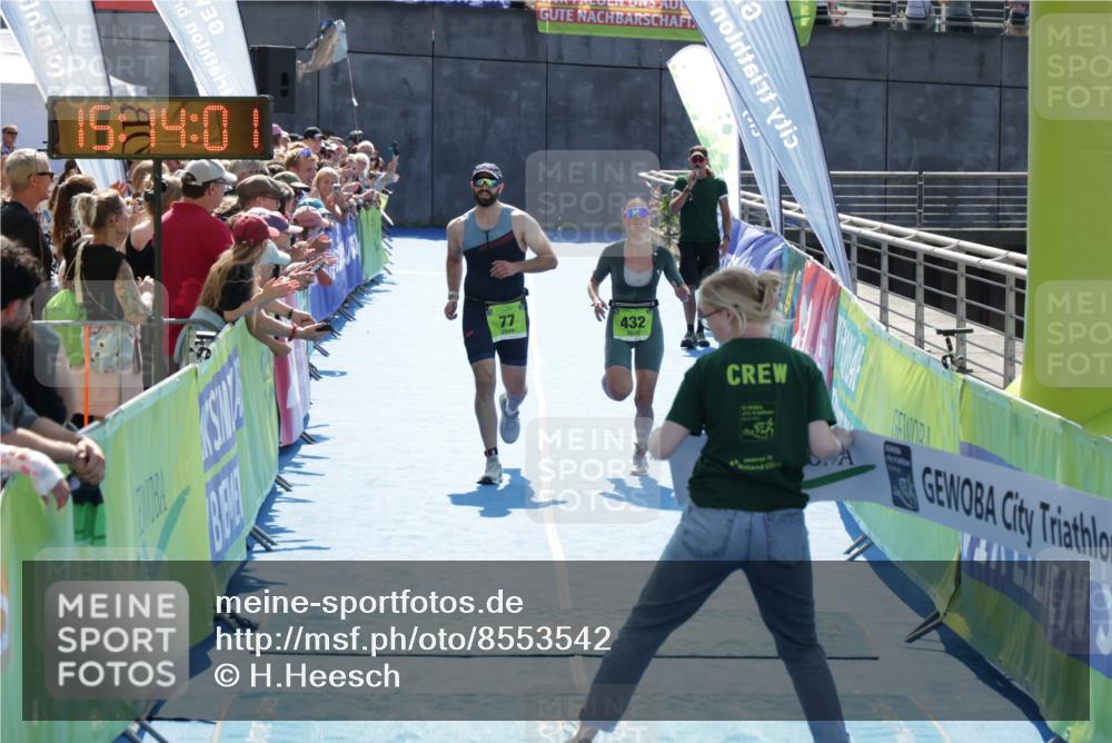 10.08.2025 - GEWOBA Citytriathlon Bremen H.Heesch http://msf.ph/oto/8553542 10.08.2025 15:14:05 Ziel 77, 432 meine-sportfotos.de
