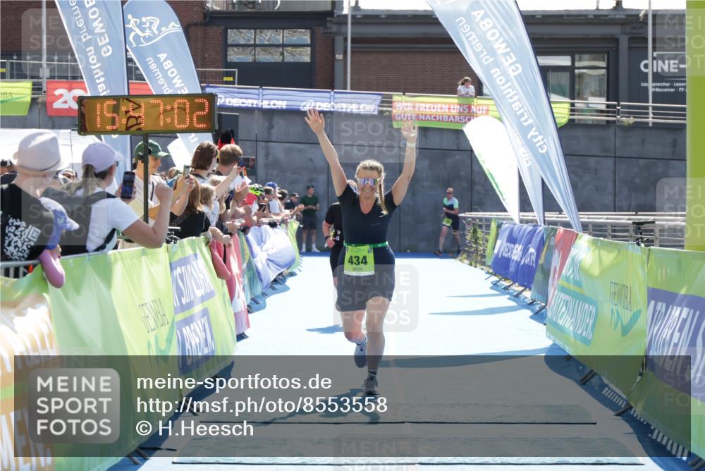 10.08.2025 - GEWOBA Citytriathlon Bremen H.Heesch http://msf.ph/oto/8553558 10.08.2025 15:47:06 Ziel 434, 437 meine-sportfotos.de