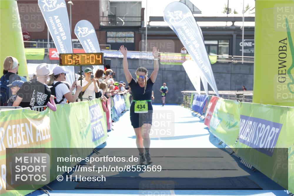 10.08.2025 - GEWOBA Citytriathlon Bremen H.Heesch http://msf.ph/oto/8553569 10.08.2025 15:47:08 Ziel 434, 437 meine-sportfotos.de