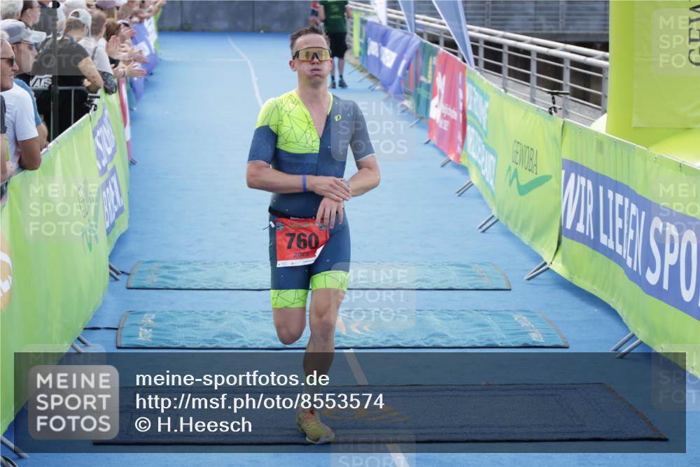 10.08.2025 - GEWOBA Citytriathlon Bremen H.Heesch http://msf.ph/oto/8553574 10.08.2025 14:00:27 Ziel 760 meine-sportfotos.de